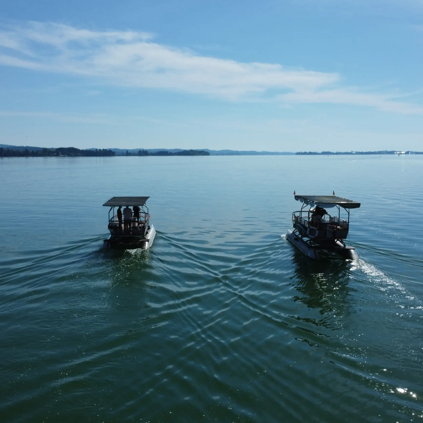 Zwei Solarboote auf dem Untersee bei Moos