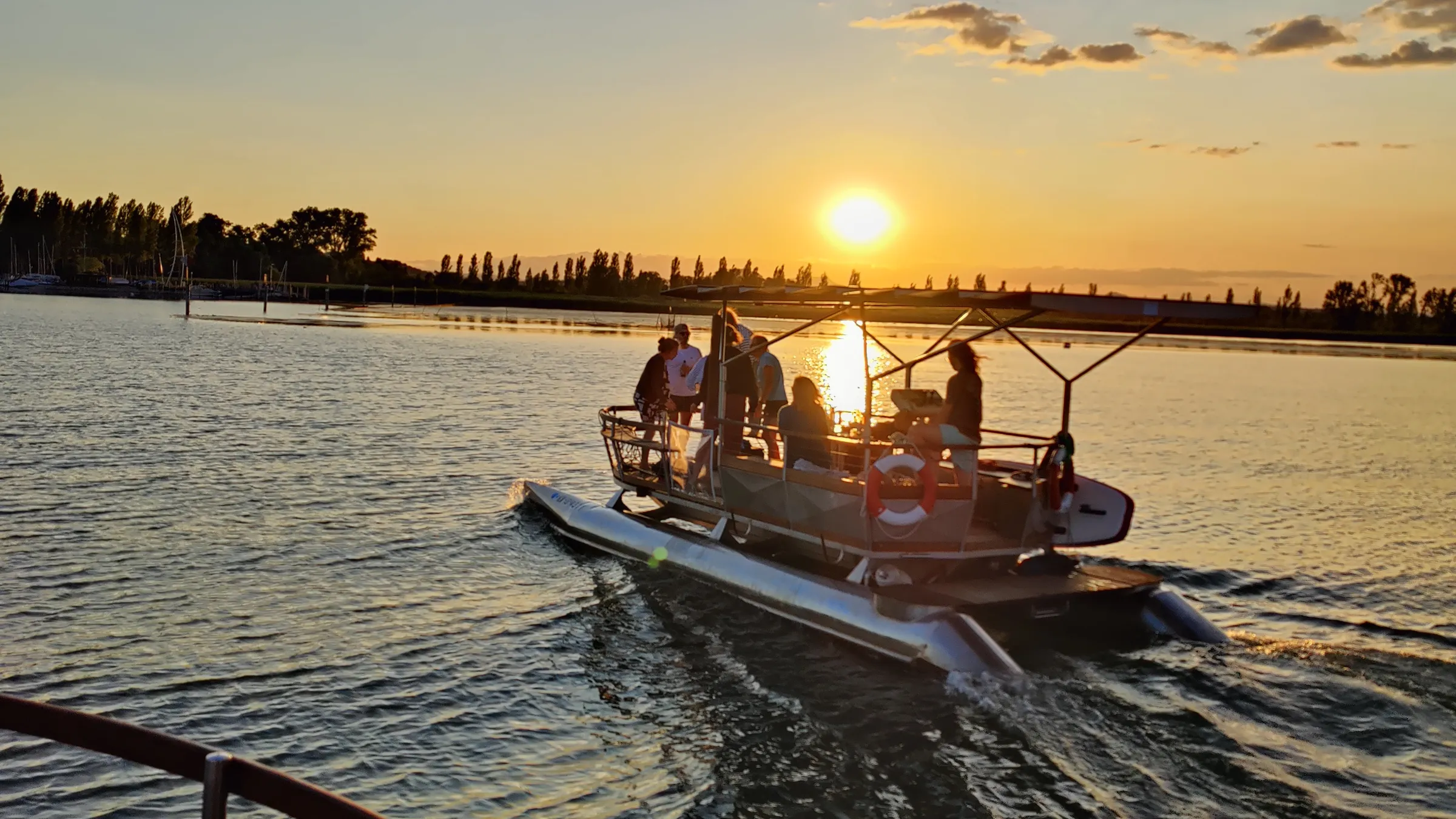 Solarboot im Sonnenuntergang auf dem Bodensee